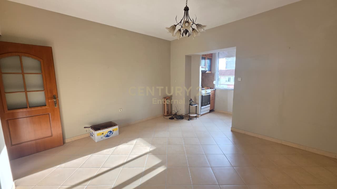 Shitet Apartament 2+1 ne Rrugen Fortuzi