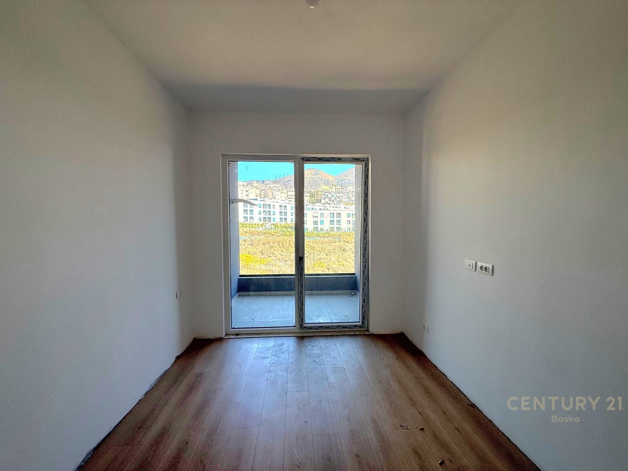 SHITET APARTAMENT 2+1 NË NJE REZIDENCË TË VOGËL ME KATER OBJEKTE BANIMI ! Çmimi: 145,000 €