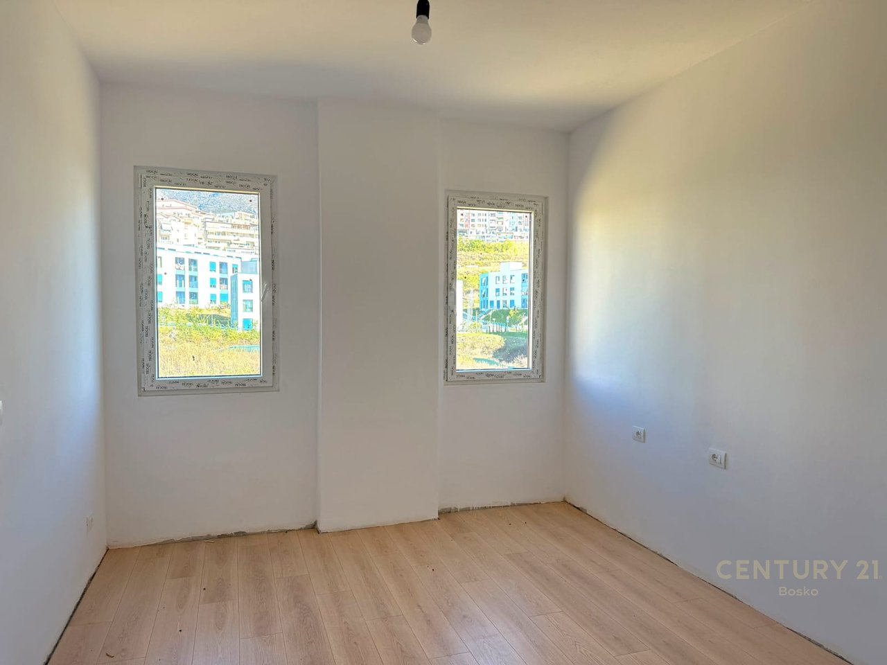 SHITET APARTAMENT 2+1 NË NJE REZIDENCË TË VOGËL ME KATER OBJEKTE BANIMI ! Çmimi: 145,000 €