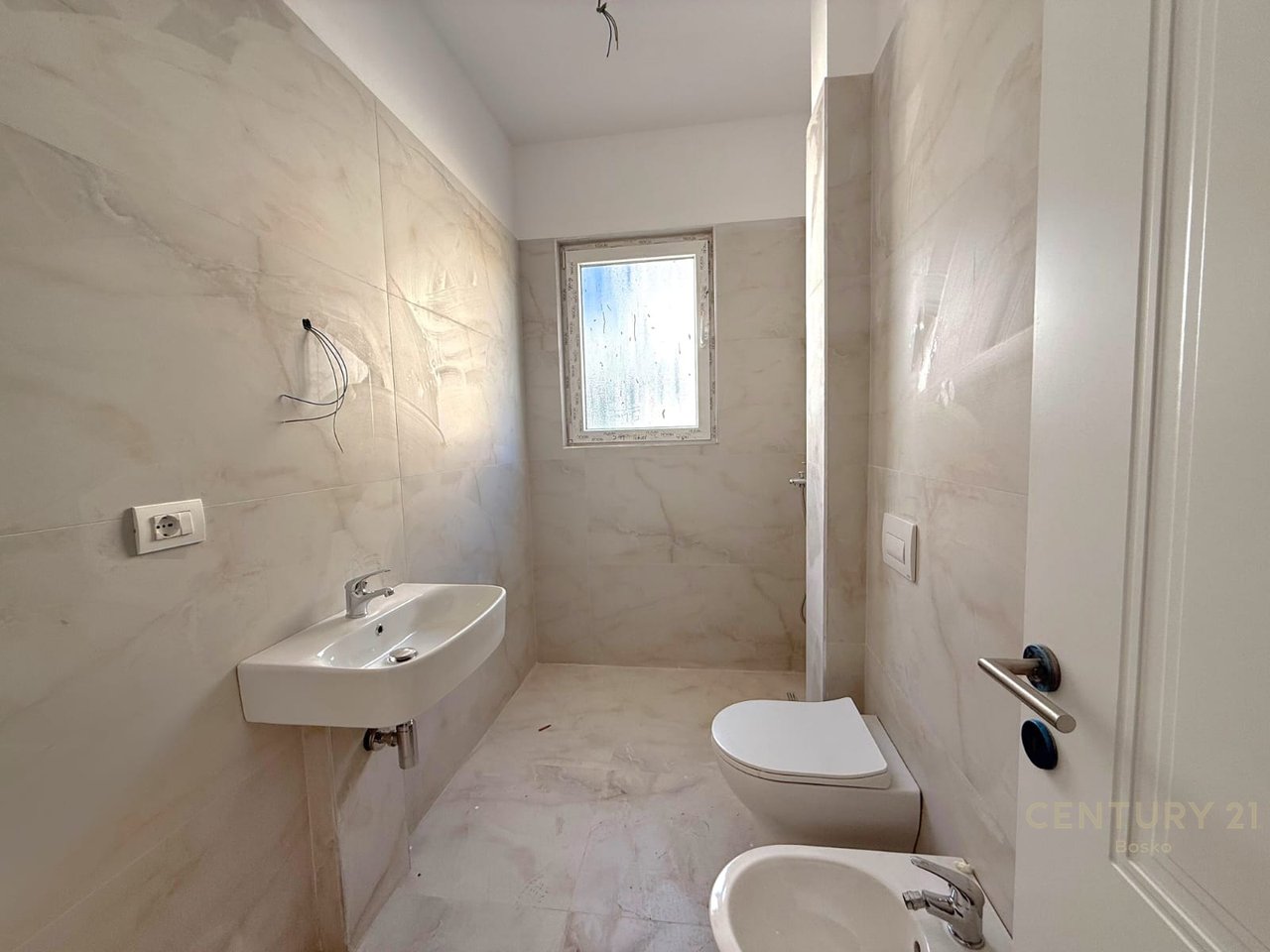 SHITET APARTAMENT 2+1 NË NJE REZIDENCË TË VOGËL ME KATER OBJEKTE BANIMI ! Çmimi: 145,000 €
