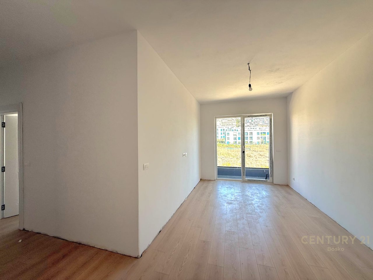 SHITET APARTAMENT 2+1 NË NJE REZIDENCË TË VOGËL ME KATER OBJEKTE BANIMI ! Çmimi: 145,000 €