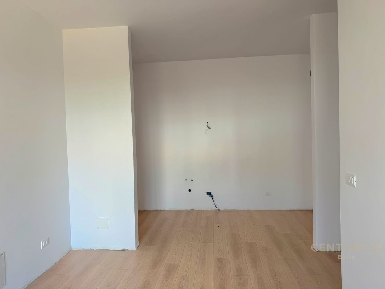 SHITET APARTAMENT 2+1 NË NJE REZIDENCË TË VOGËL ME KATER OBJEKTE BANIMI ! Çmimi: 145,000 €