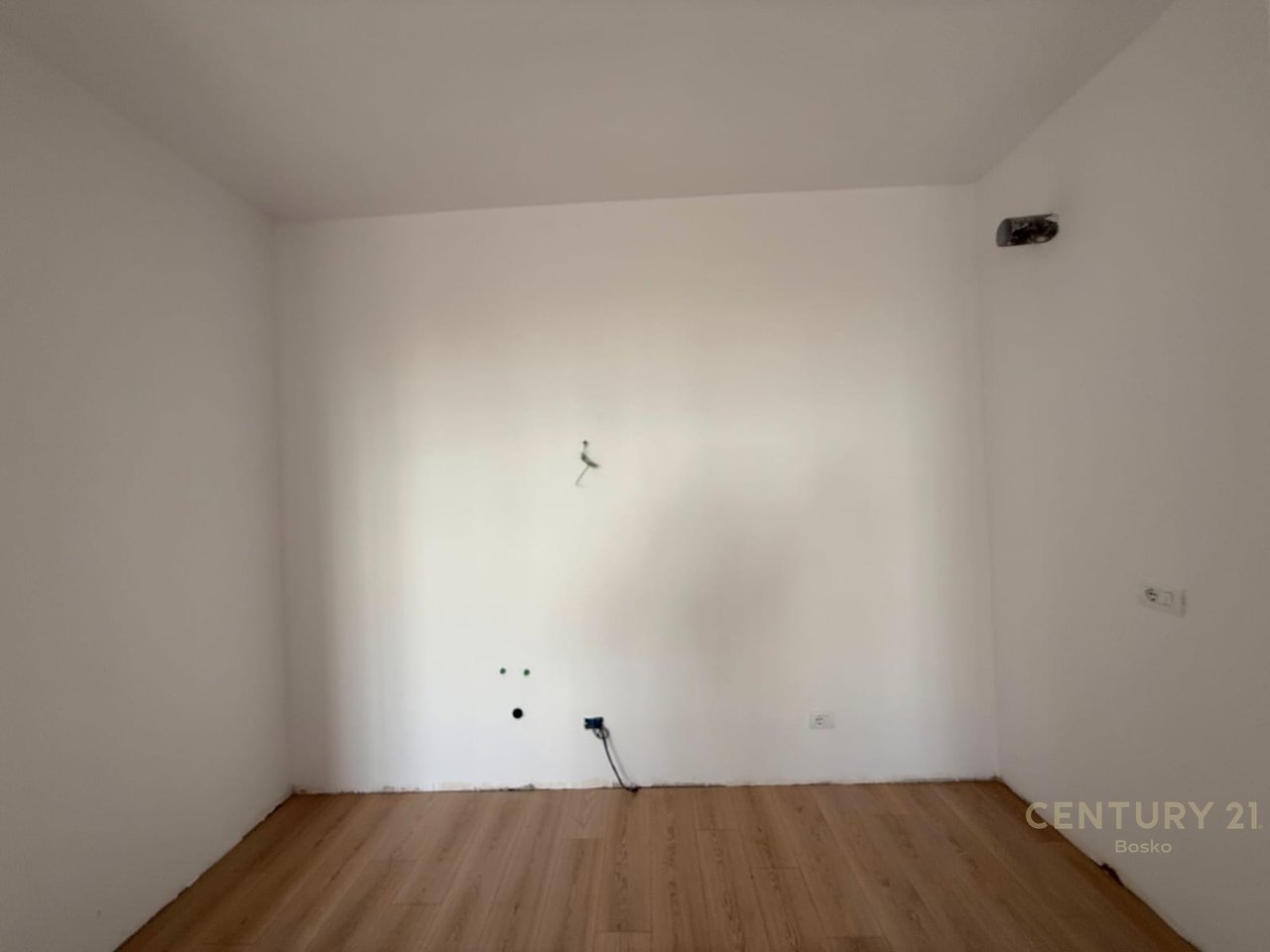 SHITET APARTAMENT 2+1 NË NJE REZIDENCË TË VOGËL ME KATER OBJEKTE BANIMI ! Çmimi: 145,000 €