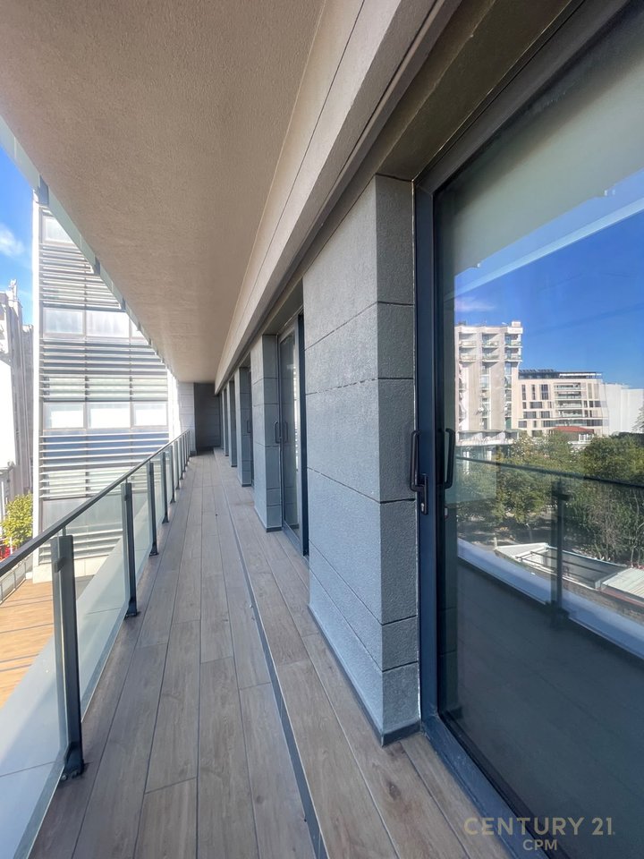 For Rent: One Floor of a Prestigious Building, Rruga e Kavajës, 968.76 m²