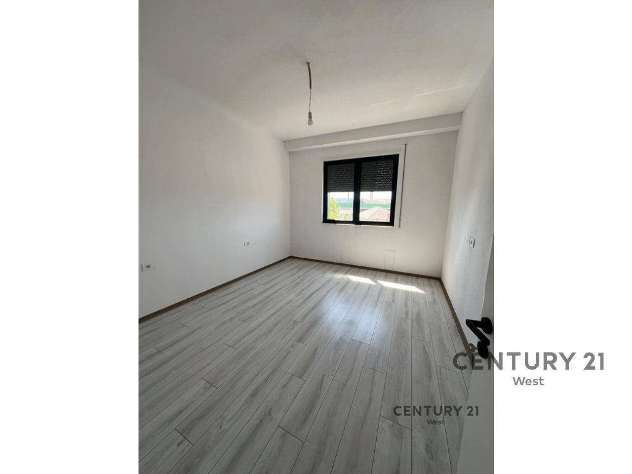 Jepet me qira Ambient Biznesi Buze Rruge ne Paskuqan+2 Poste Parkimi