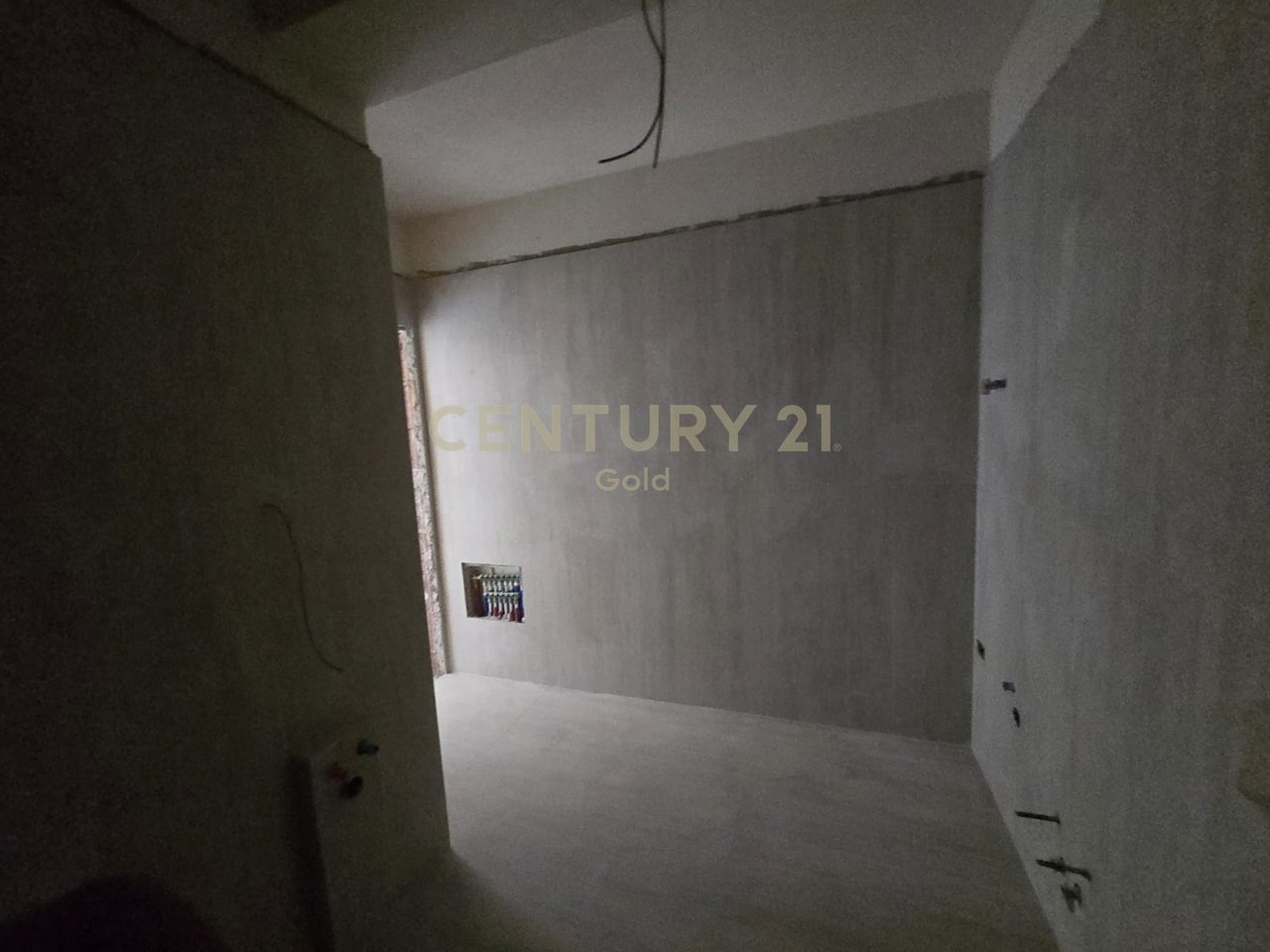 KOMUNA E PARISIT, APARTAMENT 1+1 PER SHITJE TEK WHITE TOWER