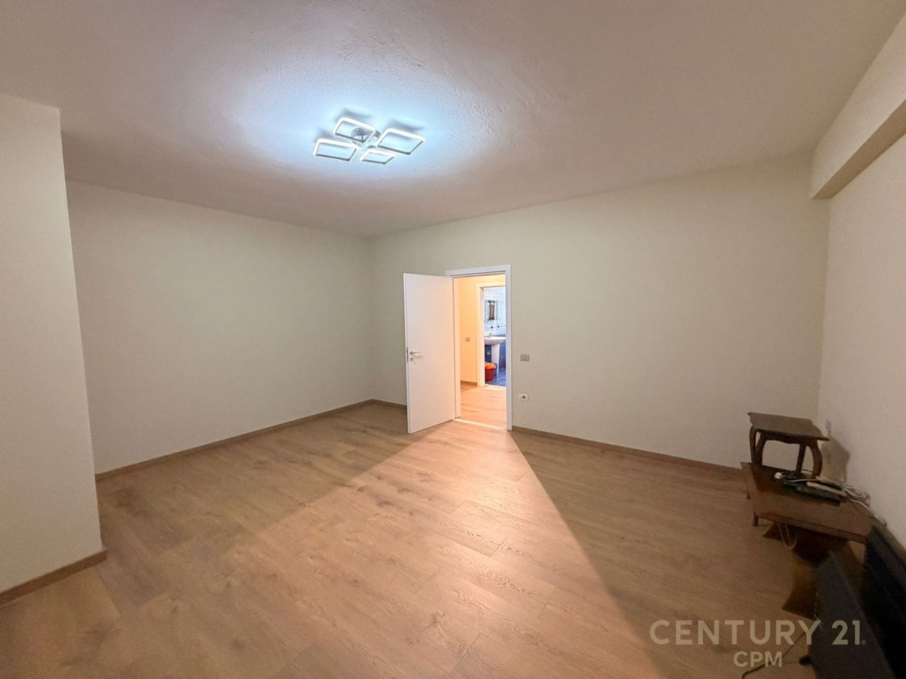 SHESIM APARTAMENT 3+1+2 PRANE STACIONIT TE FUNDIT TE TIRANES SE RE!!!