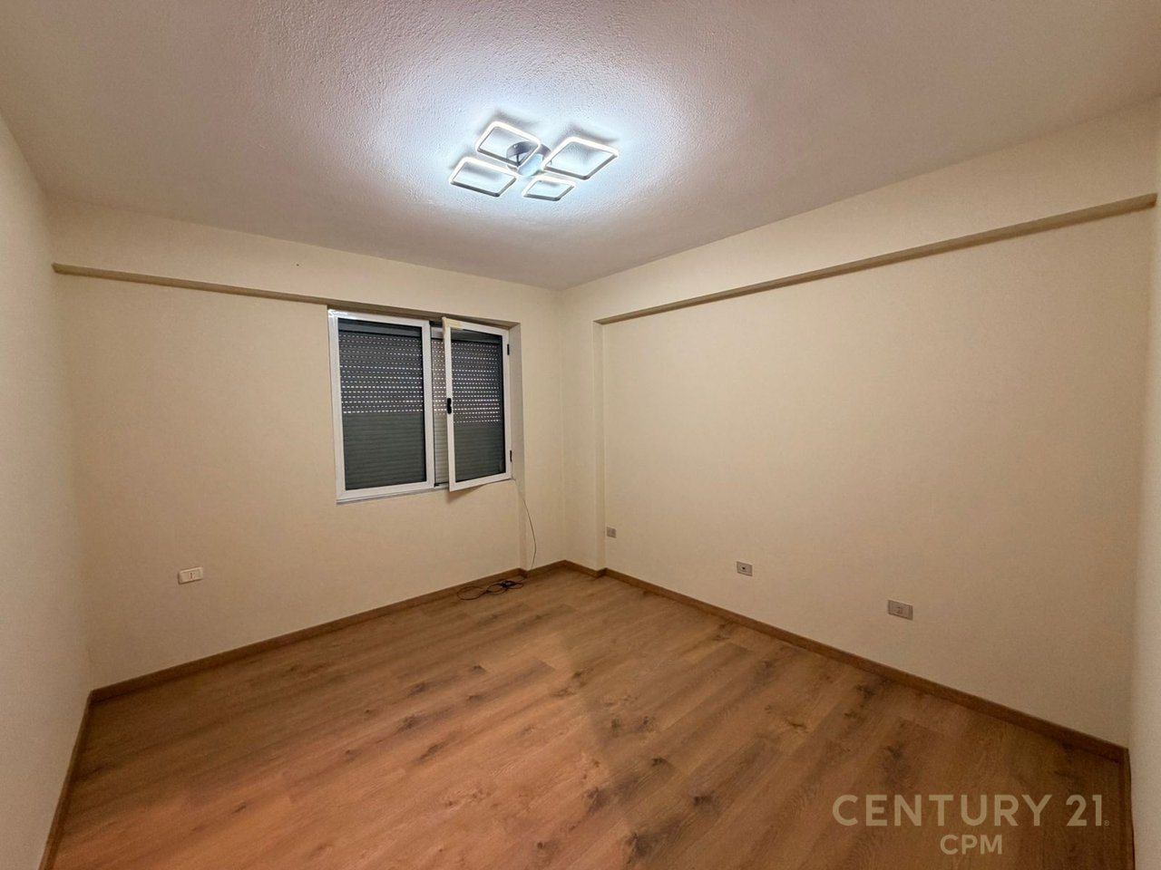 SHESIM APARTAMENT 3+1+2 PRANE STACIONIT TE FUNDIT TE TIRANES SE RE!!!