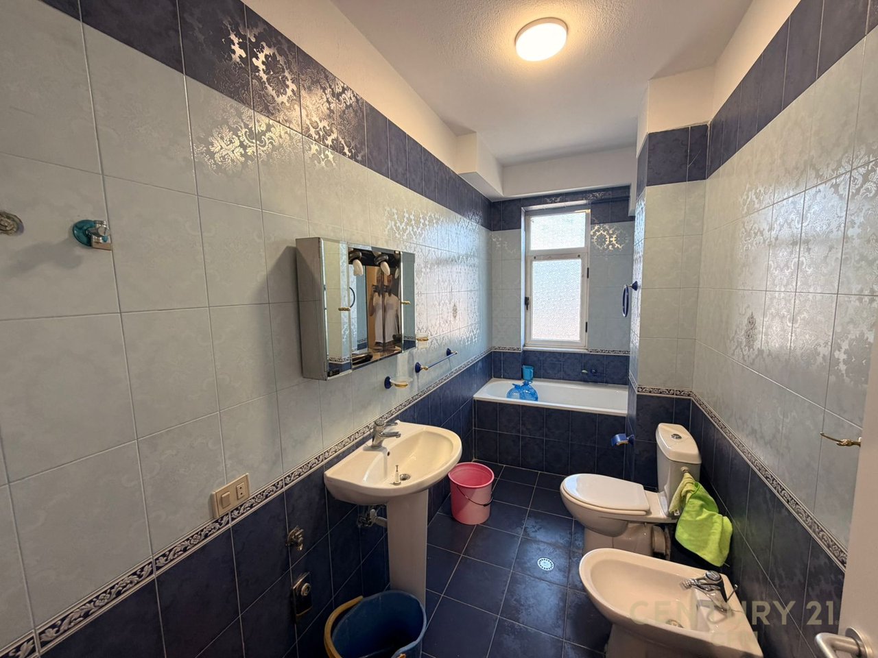 SHESIM APARTAMENT 3+1+2 PRANE STACIONIT TE FUNDIT TE TIRANES SE RE!!!