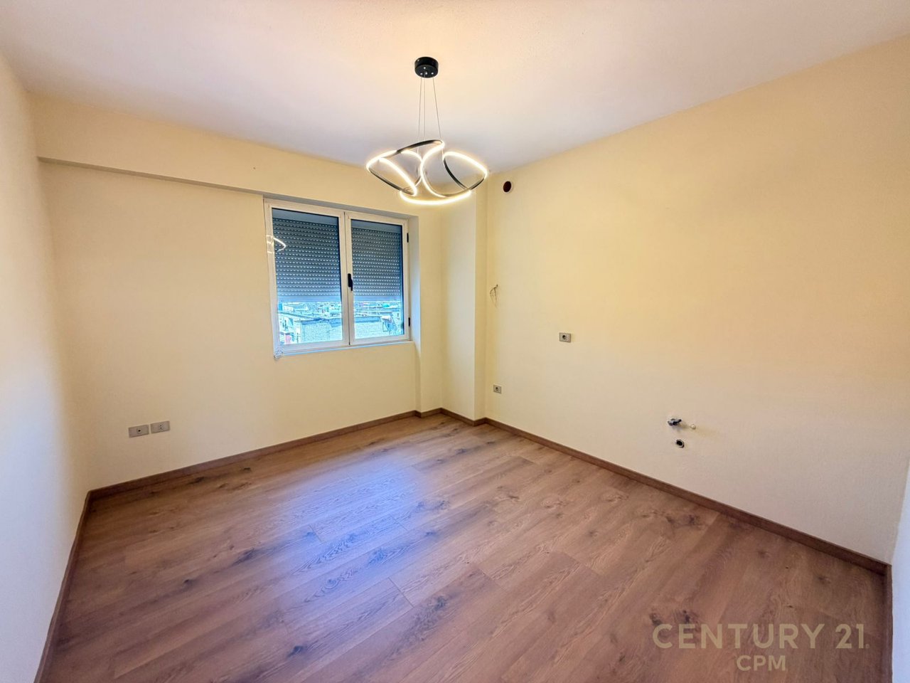 SHESIM APARTAMENT 3+1+2 PRANE STACIONIT TE FUNDIT TE TIRANES SE RE!!!