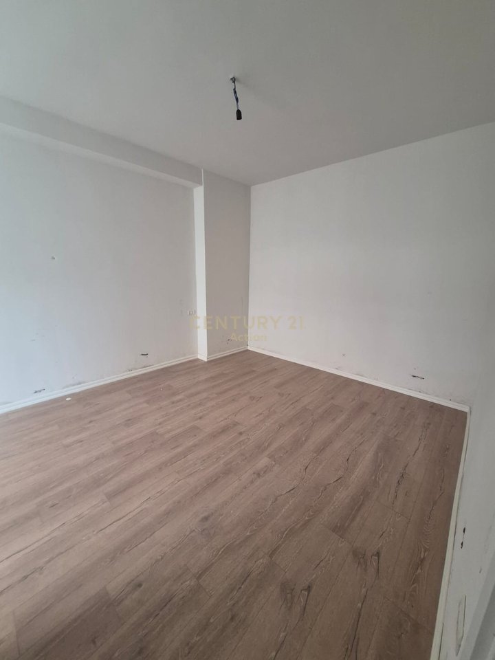 🏡 Shitet Apartament 2+1 në Yzberisht!