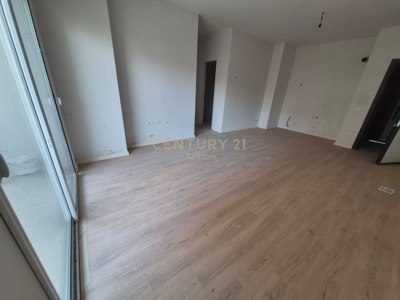 🏡 Shitet Apartament 2+1 në Yzberisht!