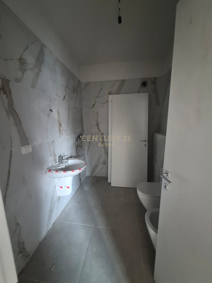 🏡 Shitet Apartament 2+1 në Yzberisht!