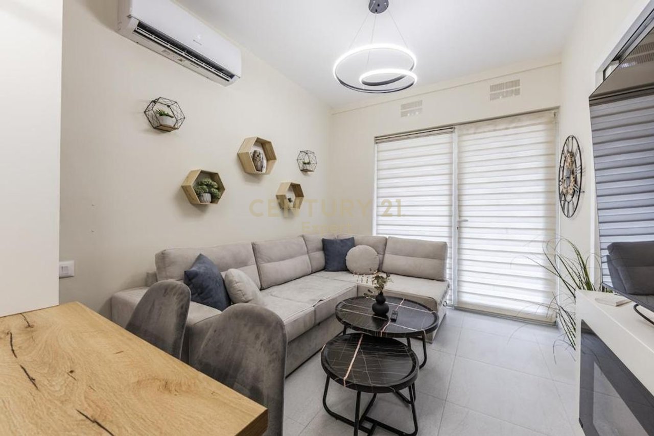 Jepet per shitje apartament ne Kompleksi Sofo Duni , Dhermi.