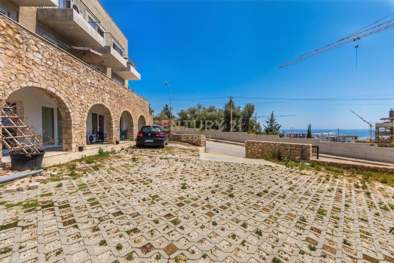Jepet per shitje apartament ne Kompleksi Sofo Duni , Dhermi.