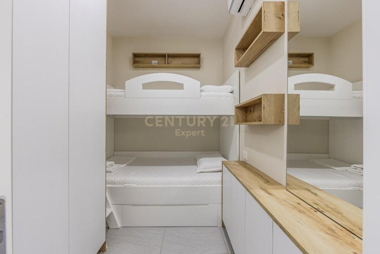 Jepet per shitje apartament ne Kompleksi Sofo Duni , Dhermi.