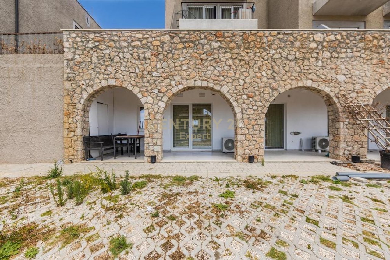Jepet per shitje apartament ne Kompleksi Sofo Duni , Dhermi.
