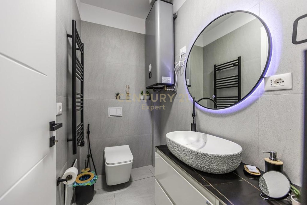 Jepet per shitje apartament ne Kompleksi Sofo Duni , Dhermi.