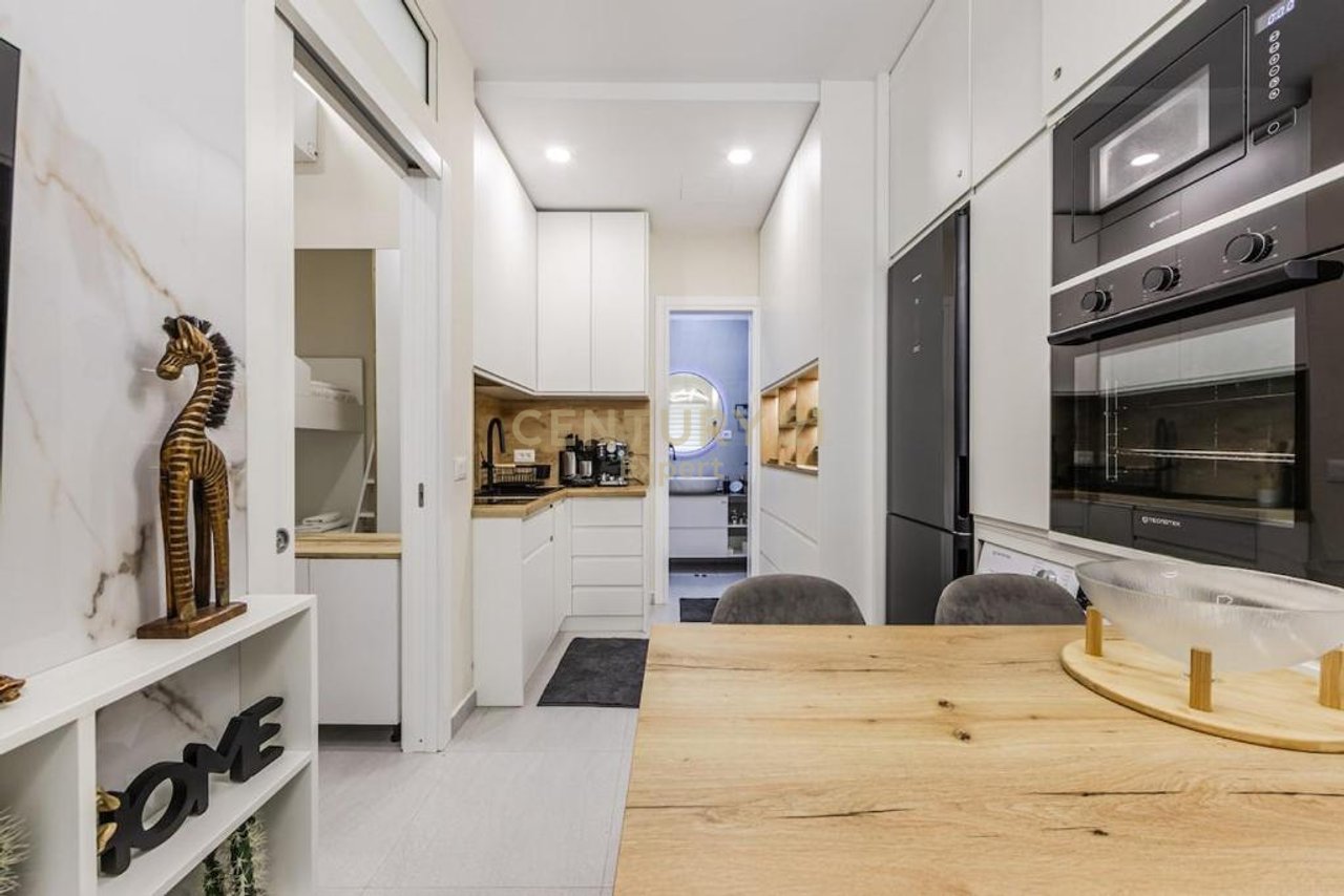 Jepet per shitje apartament ne Kompleksi Sofo Duni , Dhermi.