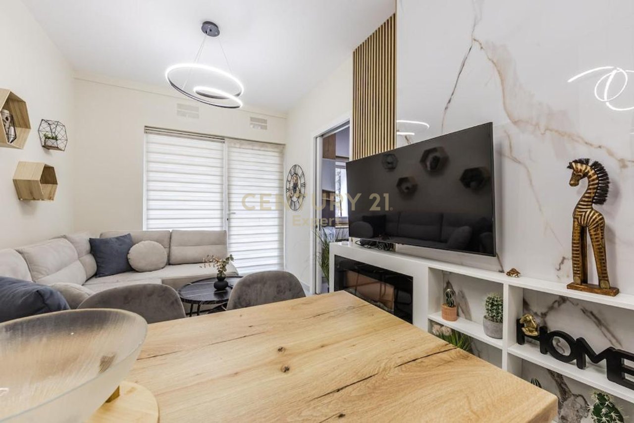 Jepet per shitje apartament ne Kompleksi Sofo Duni , Dhermi.