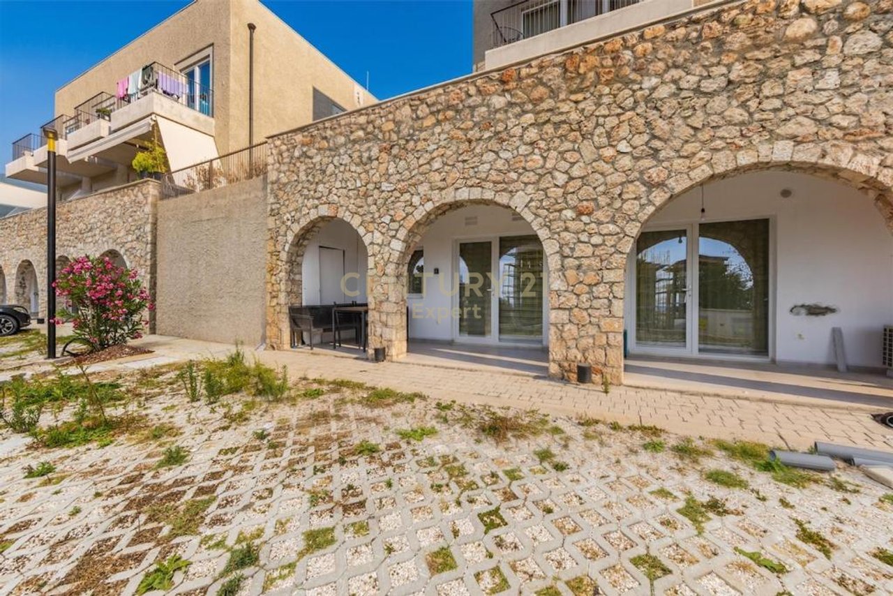 Jepet per shitje apartament ne Kompleksi Sofo Duni , Dhermi.