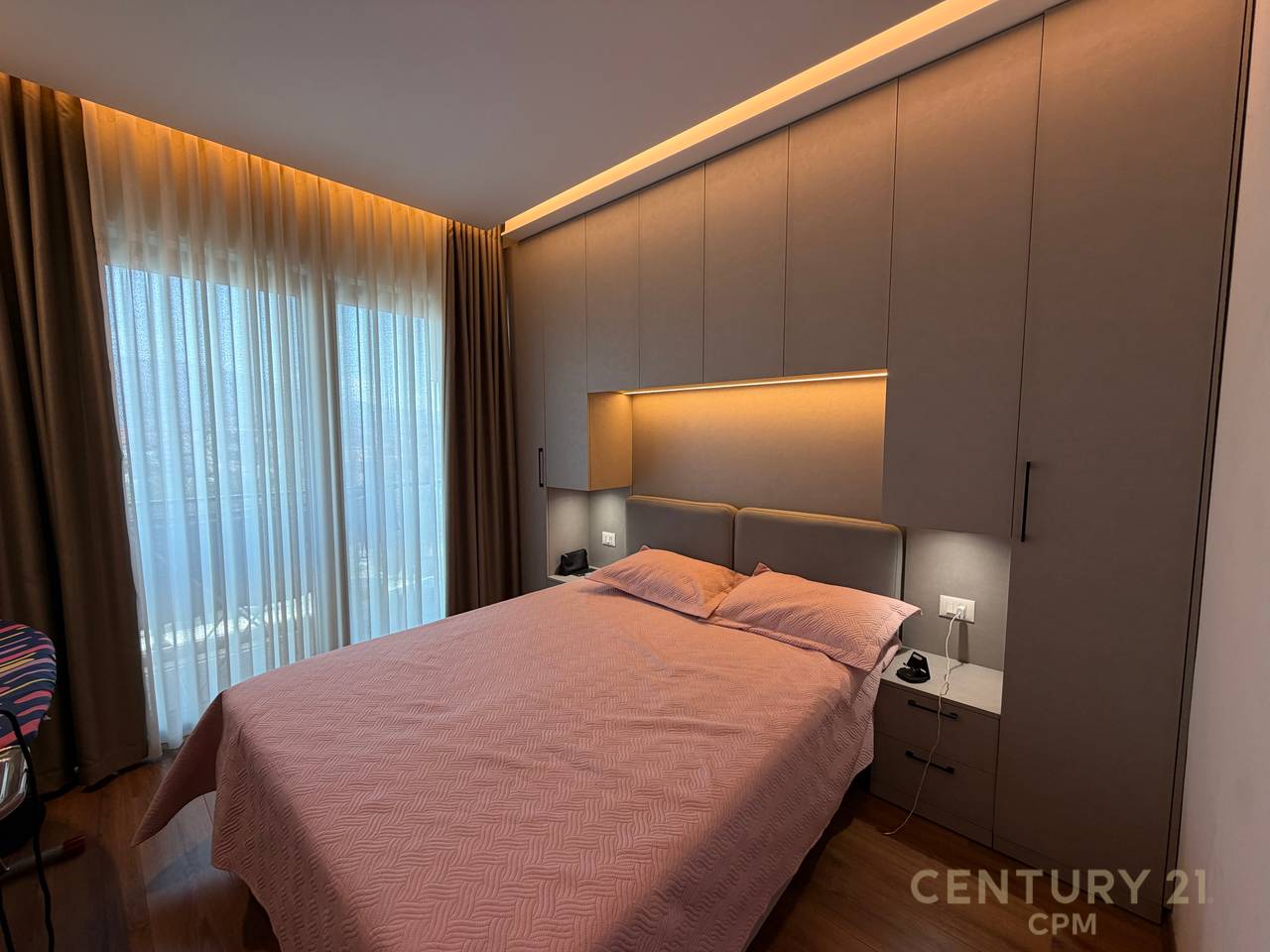 Apartament 1+1 per shitje me post parkimi tek Farmacia 10