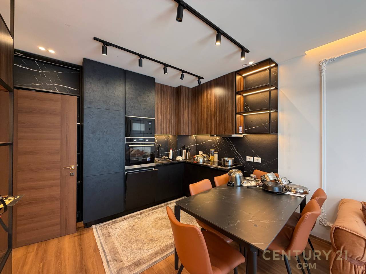 Apartament 1+1 per shitje me post parkimi tek Farmacia 10