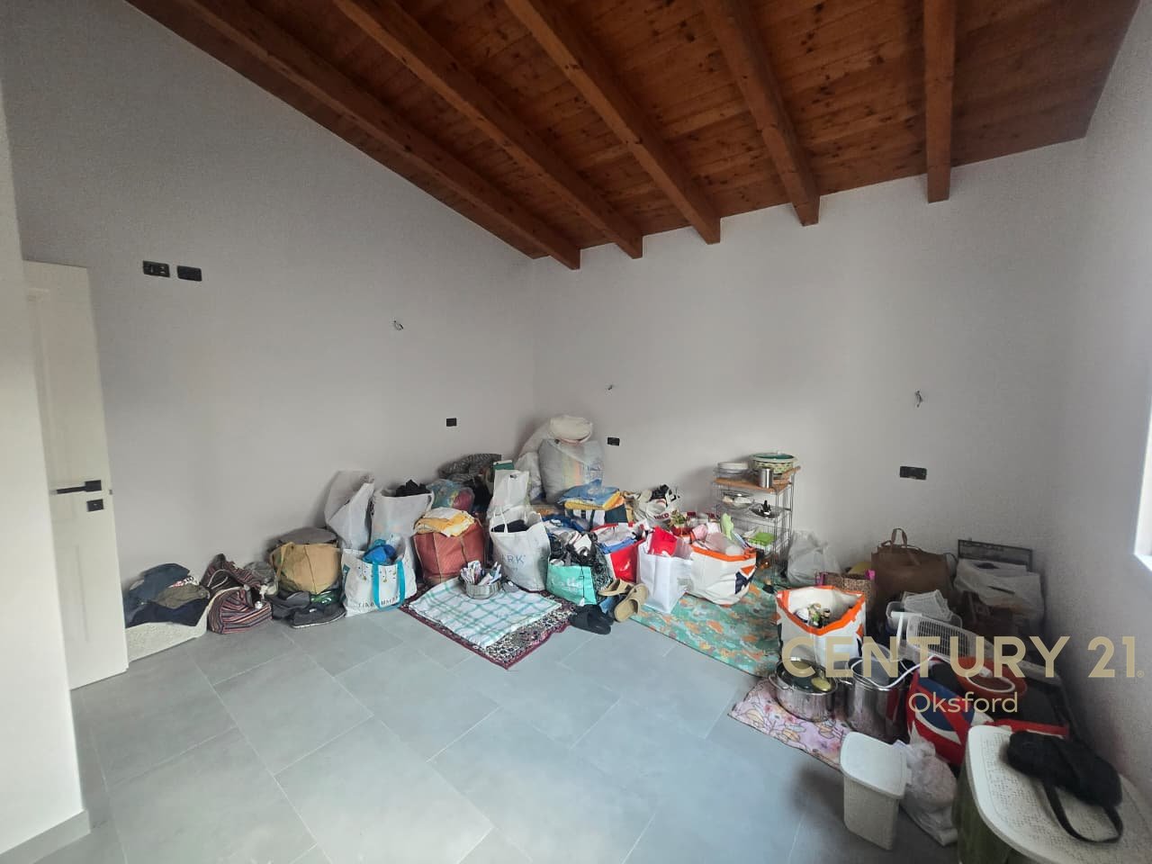 SHITET VILË 3-KATËSHE E NDARE NE 2 APATAMENTE  NE ZONEN E ALI DEMI