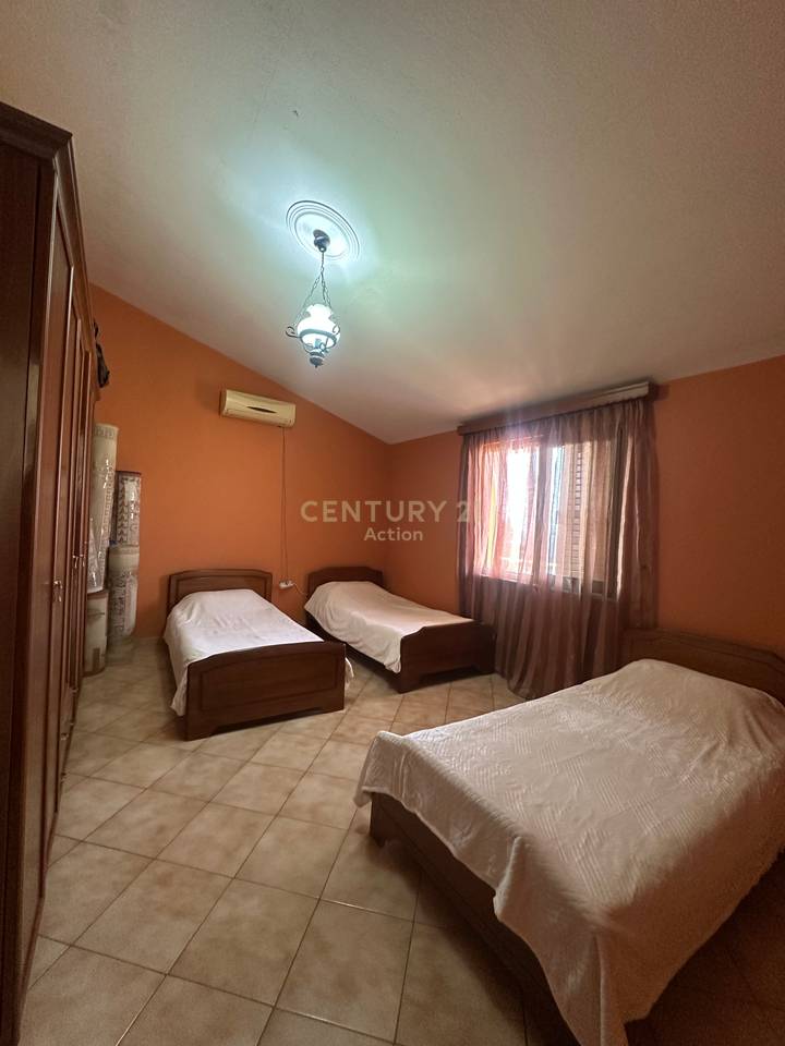 🏡 VILË 3-KATËSHE ME QIRA – 1,200 €/MUJ

📍 Pranë Turgut  Ozal | Akses nga Rruga e Kavajës &amp; Selitë