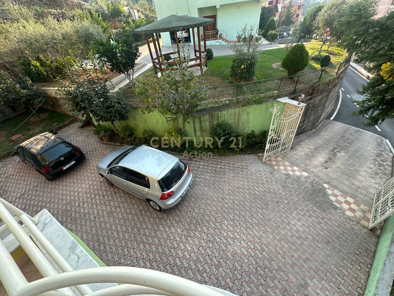🏡 VILË 3-KATËSHE ME QIRA – 1,200 €/MUJ

📍 Pranë Turgut  Ozal | Akses nga Rruga e Kavajës &amp; Selitë