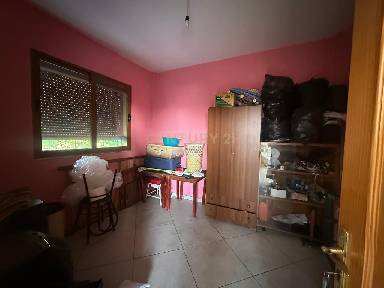 🏡 VILË 3-KATËSHE ME QIRA – 1,200 €/MUJ

📍 Pranë Turgut  Ozal | Akses nga Rruga e Kavajës &amp; Selitë
