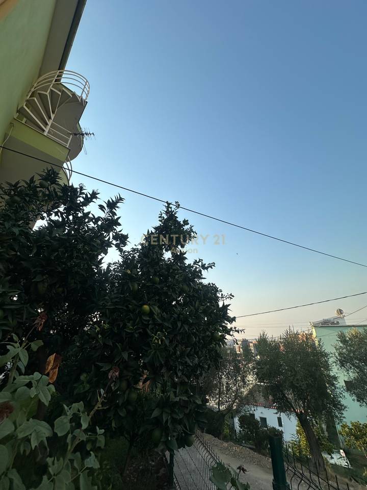 🏡 VILË 3-KATËSHE ME QIRA – 1,200 €/MUJ

📍 Pranë Turgut  Ozal | Akses nga Rruga e Kavajës &amp; Selitë