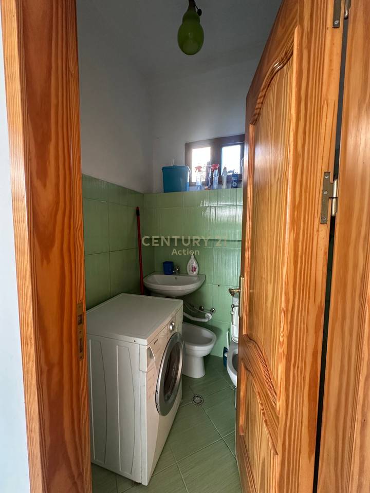 🏡 VILË 3-KATËSHE ME QIRA – 1,200 €/MUJ

📍 Pranë Turgut  Ozal | Akses nga Rruga e Kavajës &amp; Selitë