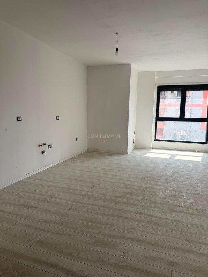Appartamento /Ufficio 2+1+2 in affitto Viale Nuovo, Complesso Ndregjoni