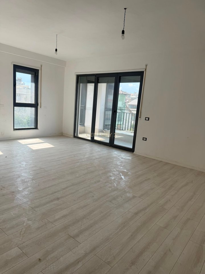 Appartamento /Ufficio 2+1+2 in affitto Viale Nuovo, Complesso Ndregjoni