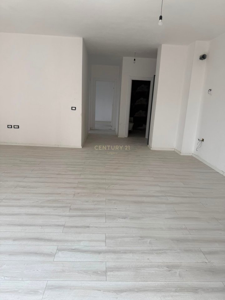 Appartamento /Ufficio 2+1+2 in affitto Viale Nuovo, Complesso Ndregjoni