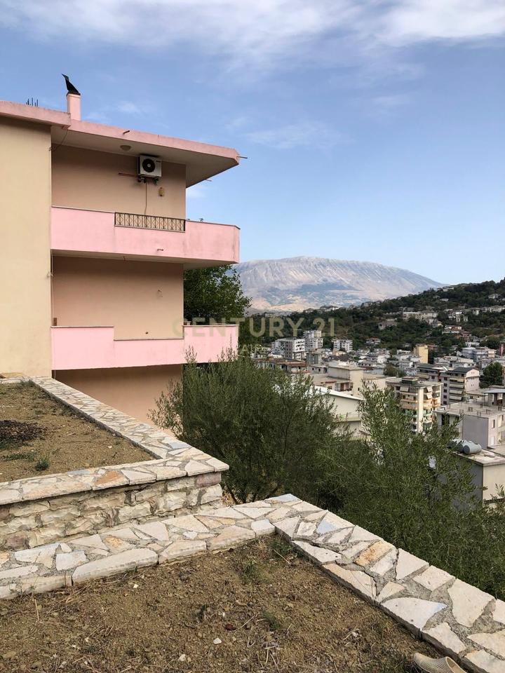 Shitet vile ne Gjirokaster!