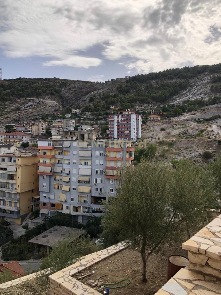 Shitet vile ne Gjirokaster!