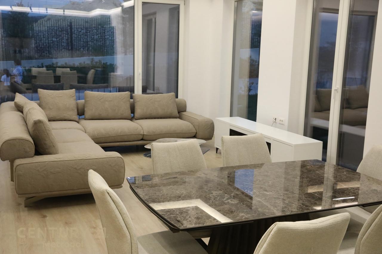 Vile per qira me pishinë ne rezidence private, prane Liqenit te Thate!