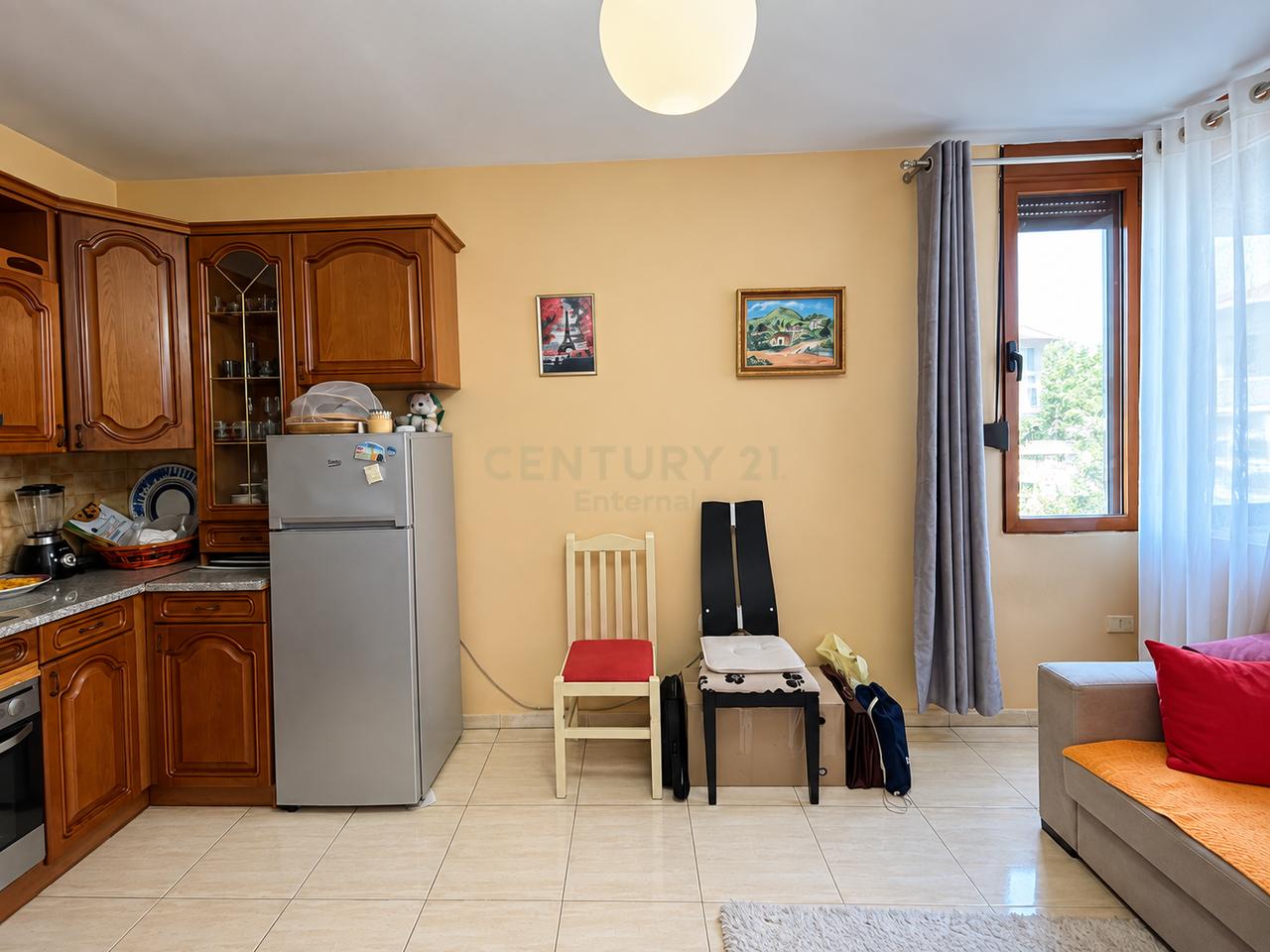 Rruga E Bogdaneve - Jepet 1+1 Me Qera 5 Minuta Nga Qendra Pallat Me Ashensor