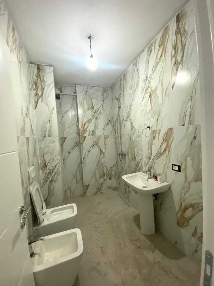 Appartamento / Ufficio 3+1+2 in affitto Viale Nuovo, Complesso Ndregjoni