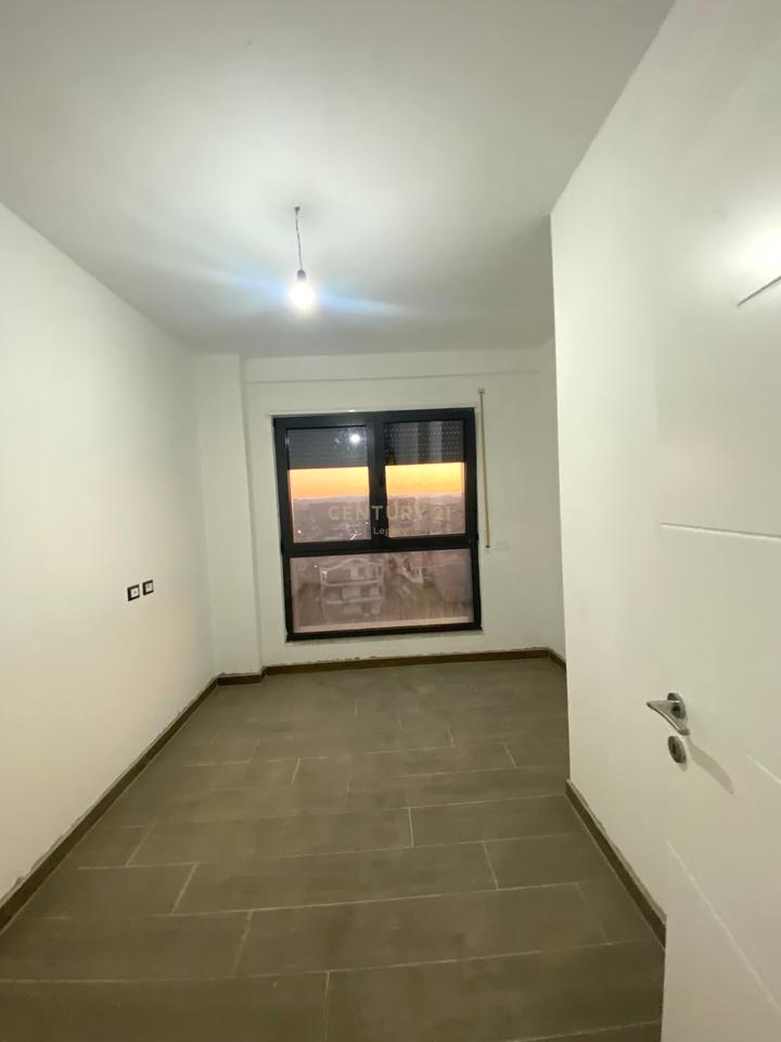 Appartamento / Ufficio 3+1+2 in affitto Viale Nuovo, Complesso Ndregjoni