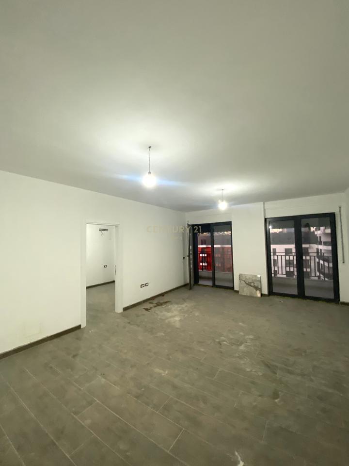 Appartamento / Ufficio 3+1+2 in affitto Viale Nuovo, Complesso Ndregjoni