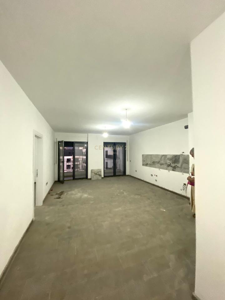 Appartamento / Ufficio 3+1+2 in affitto Viale Nuovo, Complesso Ndregjoni
