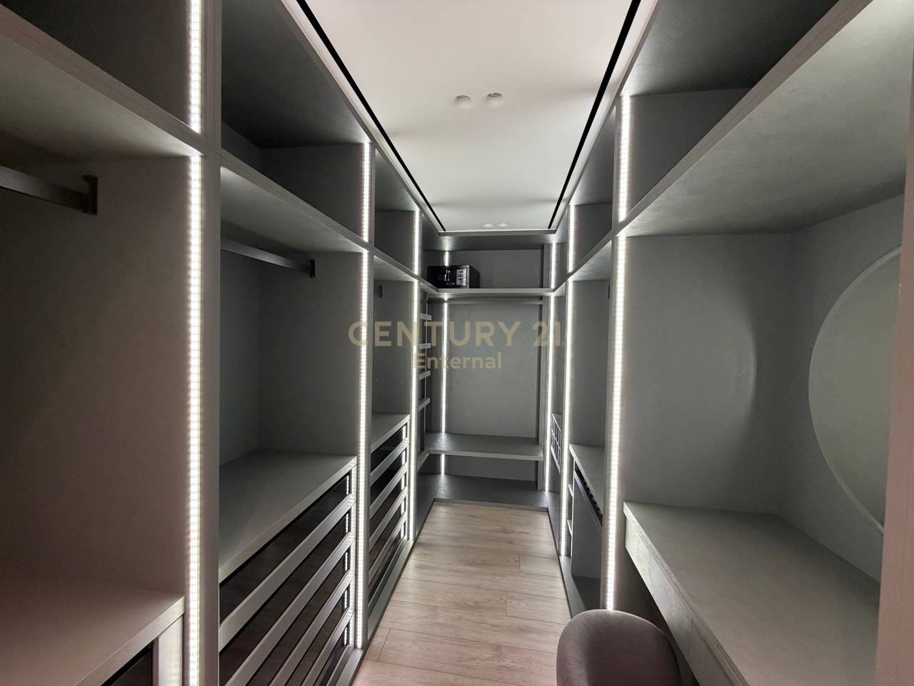 Apartament 3+1+2poste parkimi tek Nobis per Qira