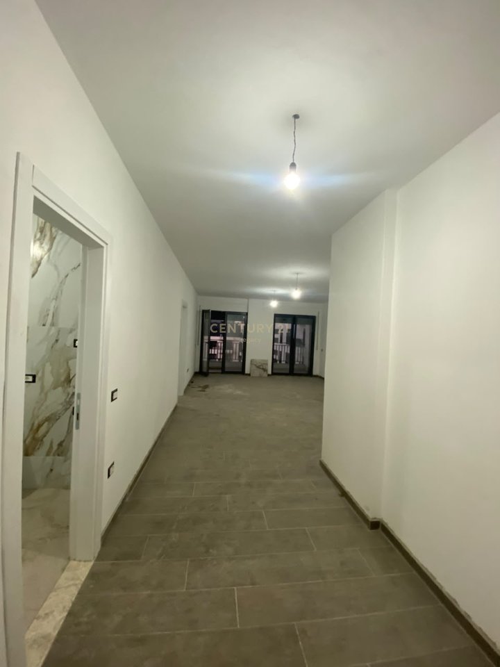 Apartament /Zyre 3+1+2 per qira Bulevardi i Ri , Kompleksi Ndregjoni