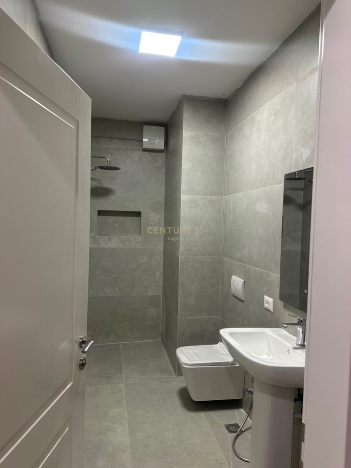 Apartament /Zyre 2+1 per qira Bulevardi i Ri , Kompleksi Ndregjoni