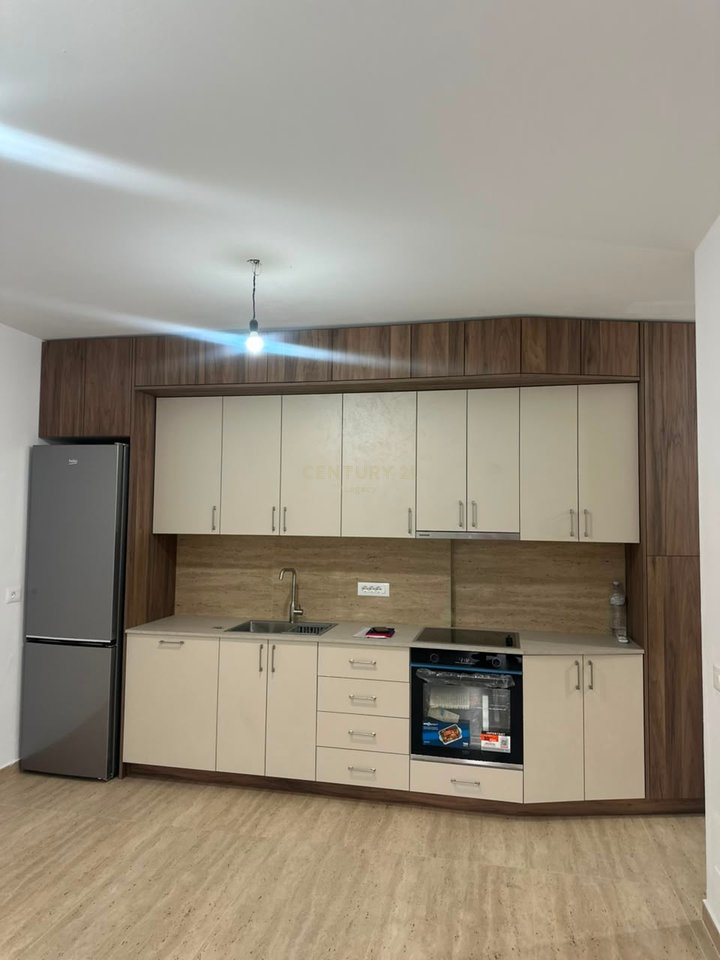 Apartament /Zyre 2+1 per qira Bulevardi i Ri , Kompleksi Ndregjoni