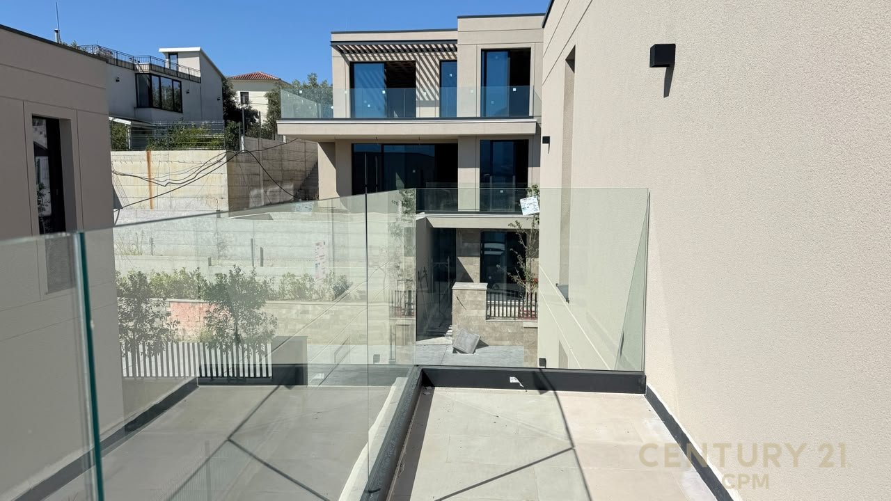 WE SELL AN INDIVIDUAL VILLA WITH A POOL AT LAKESHORE RESIDENCES