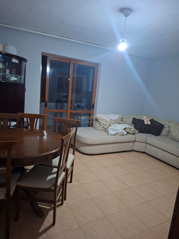 Apartament 3+1 per qira , Prane Shkolles "Osman Myderizi"